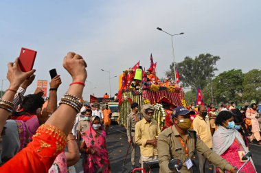 Haridwar, Uttarakhand, Hindistan - 13 Nisan 2021: Hindu sadhus, safran elbiseli sanyasis traktörlere binmiş Ganj Nehri 'ndeki shahi snaan için tören alayı. Maha Kumbhmela etkinliği, Hinduizm Hindistan 'da.