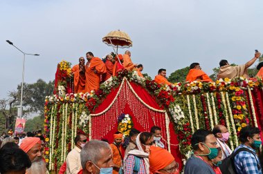 Haridwar, Uttarakhand, Hindistan - 13 Nisan 2021: Hindu sadhus, safran elbiseli sanyasis traktörlere binmiş Ganj Nehri 'ndeki shahi snaan için tören alayı. Maha Kumbhmela etkinliği, Hinduizm Hindistan 'da.