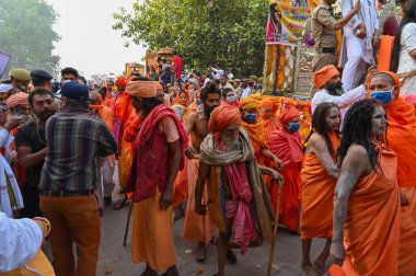 Haridwar, Uttarakhand, Hindistan - 13 Nisan 2021: Maha Kumbhmela etkinliği. Sadhu, parlak safran elbiseli Sanyasi Ganj Nehri 'ndeki Shahi snaan için tören alayında yürüyor. Ünlü Hindu etkinliği.