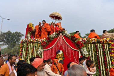 Haridwar, Uttarakhand, Hindistan - 13 Nisan 2021: Hindu sadhus, safran elbiseli sanyasis traktörlere binmiş Ganj Nehri 'ndeki shahi snaan için tören alayı. Maha Kumbhmela etkinliği, Hinduizm Hindistan 'da.