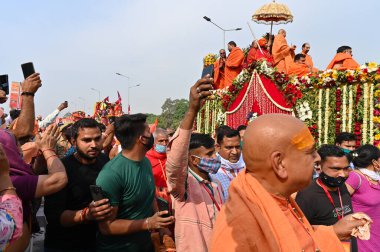 Haridwar, Uttarakhand, Hindistan - 13 Nisan 2021: Maha Kumbhmela etkinliği. Sadhus, safranlı Sanyasis Ganj nehrinde shahi snaan yemek için traktörlere biniyor. Kullarının ellerini kaldır..