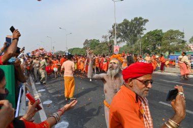 Haridwar, Uttarakhand, Hindistan - 13 Nisan 2021: Purno Kumbhmela etkinliği. Hindu çıplak sadhus, naga babas, naga sanyasis Ganj nehrinde shahi snaan yemek ve Har Har Mahadev diye bağırmak için koşuyor..