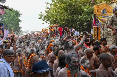 Haridwar, Uttarakhand, Hindistan - 13 Nisan 2021: Hindu çıplak sadhus, naga babas, naga sanyasis Ganj nehrinde shahi snaan yemek ve Har Har Mahadev diye bağırmak için koşuyor. Kumbhmela olayı.