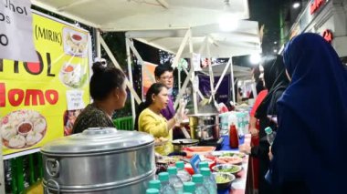 Kolkata, Batı Bengal, Hindistan - 24,12,2023: Park Caddesi 'nde Noel boyunca lezzetli yemek ve atıştırmalıkların tadını çıkaran vatandaşlar. İnsanlar Noel 'de eğlenmek için Park Caddesini ziyaret ediyor..