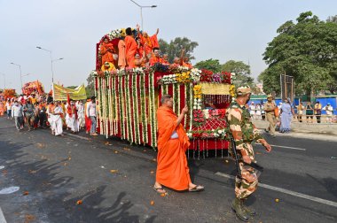 Haridwar, Uttarakhand, Hindistan - 13 Nisan 2021: Hindu sadhus, safran elbiseli sanyasis traktörlere binmiş Ganj Nehri 'ndeki shahi snaan için tören alayı. Maha Kumbhmela etkinliği, Hinduizm Hindistan 'da.