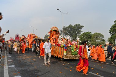 Haridwar, Uttarakhand, Hindistan - 13 Nisan 2021: Maha Kumbhmela etkinliği. Sadhus, safranlı Sanyasis Ganj nehrinde shahi snaan yemek için traktörlere biniyor. Kullarının ellerini kaldır..