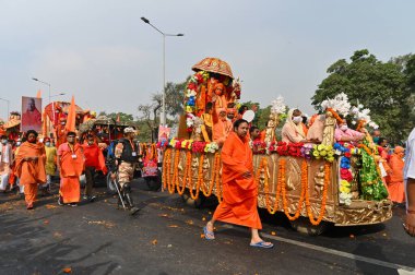Haridwar, Uttarakhand, Hindistan - 13 Nisan 2021: Maha Kumbhmela etkinliği. Sadhus, safranlı Sanyasis Ganj nehrinde shahi snaan yemek için traktörlere biniyor. Kullarının ellerini kaldır..