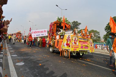 Haridwar, Uttarakhand, Hindistan - 13 Nisan 2021: Maha Kumbhmela etkinliği. Sadhus, Sanyasis parlak safran elbiseler içinde Ganj Nehri 'nde Shahi snaan yemek için tören alayında yürüyorlar. Ünlü Hindu etkinliği.