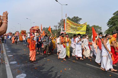 Haridwar, Uttarakhand, Hindistan - 13 Nisan 2021: Hindu sadhus, safran elbiseli sanyasis Ganj Nehri 'ndeki Shahi snaan için geçit töreni düzenliyor. Maha Kumbhmela etkinliği, Hinduizm Hindistan 'da.