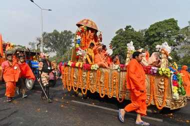 Haridwar, Uttarakhand, Hindistan - 13 Nisan 2021: Hindu sadhus, safran elbiseli sanyasis traktörlere binmiş Ganj Nehri 'ndeki shahi snaan için tören alayı. Maha Kumbhmela etkinliği, Hinduizm Hindistan 'da.