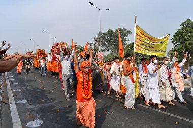 Haridwar, Uttarakhand, Hindistan - 13 Nisan 2021: Maha Kumbhmela etkinliği. Sadhus, Sanyasis parlak safran elbiseler içinde Ganj Nehri 'nde Shahi snaan yemek için tören alayında yürüyorlar. Ünlü Hindu etkinliği.