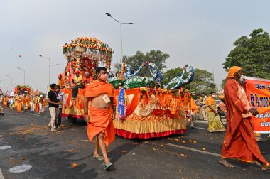 Haridwar, Uttarakhand, Hindistan - 13 Nisan 2021: Hindu sadhus, safran elbiseli sanyasis traktörlere binmiş Ganj Nehri 'ndeki shahi snaan için tören alayı. Maha Kumbhmela etkinliği, Hinduizm Hindistan 'da.