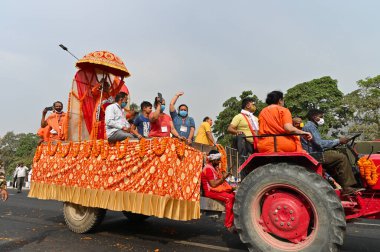 Haridwar, Uttarakhand, Hindistan - 13 Nisan 2021: Hindu sadhus, safran elbiseli sanyasis traktörlere binmiş Ganj Nehri 'ndeki shahi snaan için tören alayı. Maha Kumbhmela etkinliği, Hinduizm Hindistan 'da.