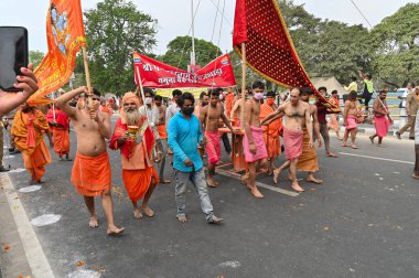 Haridwar, Uttarakhand, Hindistan - 13 Nisan 2021: Maha Kumbhmela etkinliği. Sadhus, parlak safran bayraklı sanyasiler Ganj Nehri 'ndeki shahi snaan için geçit töreni düzenlenmişti. Hindu etkinliği.