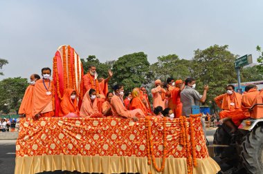 Haridwar, Uttarakhand, Hindistan - 13 Nisan 2021: Hindu sadhus, safran elbiseli sanyasis traktörlere binmiş Ganj Nehri 'ndeki shahi snaan için tören alayı. Maha Kumbhmela etkinliği, Hinduizm Hindistan 'da.