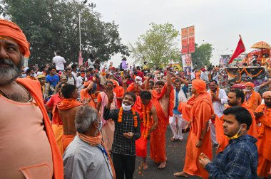 Haridwar, Uttarakhand, Hindistan - 13 Nisan 2021: Hindu sadhus, safranlı sanyasis Ganj Nehri 'nde Shahi snaan yemek için tören alayında dans ediyor. Maha Kumbhmela etkinliği, büyük festival.