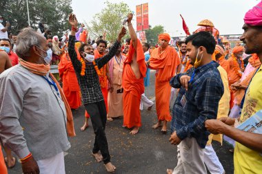 Haridwar, Uttarakhand, Hindistan - 13 Nisan 2021: Maha Kumbhmela etkinliği. Sadhus, parlak safranlı Sanyasis Ganj Nehri 'nde Shahi snaan yemek için dans ediyor. Ünlü Hindu etkinliği.