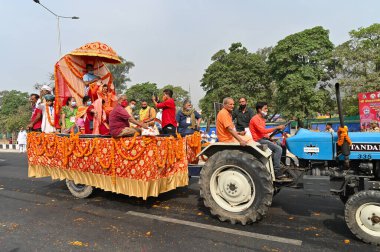 Haridwar, Uttarakhand, Hindistan - 13 Nisan 2021: Hindu sadhus, safran elbiseli sanyasis traktörlere binmiş Ganj Nehri 'ndeki shahi snaan için tören alayı. Maha Kumbhmela etkinliği, Hinduizm Hindistan 'da.