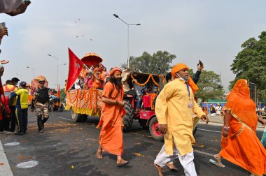 Haridwar, Uttarakhand, Hindistan - 13 Nisan 2021: Hindu sadhus, safran elbiseli sanyasis Ganj Nehri 'ndeki Shahi snaan için geçit töreni düzenliyor. Maha Kumbhmela etkinliği, Hinduizm Hindistan 'da.