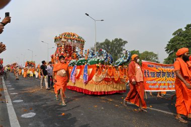 Haridwar, Uttarakhand, Hindistan - 13 Nisan 2021: Hindu sadhus, safran elbiseli sanyasis traktörlere binmiş Ganj Nehri 'ndeki shahi snaan için tören alayı. Maha Kumbhmela etkinliği, Hinduizm Hindistan 'da.