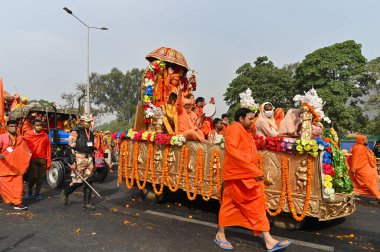Haridwar, Uttarakhand, Hindistan - 13 Nisan 2021: Maha Kumbhmela etkinliği. Sadhus, safranlı Sanyasis Ganj nehrinde shahi snaan yemek için traktörlere biniyor. Kullarının ellerini kaldır..