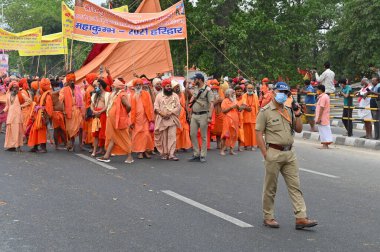 Haridwar, Uttarakhand, Hindistan - 13 Nisan 2021: Maha Kumbhmela etkinliği. Sadhus, parlak safran bayraklı sanyasiler Ganj Nehri 'ndeki shahi snaan için geçit töreni düzenlenmişti. Hindu etkinliği.