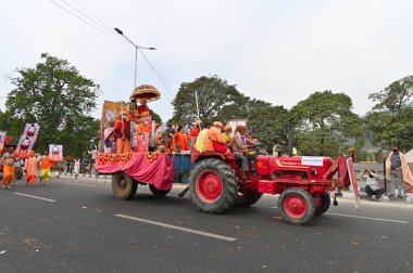 Haridwar, Uttarakhand, Hindistan - 13 Nisan 2021: Hindu sadhus, safran elbiseli sanyasis traktörlere binmiş Ganj Nehri 'ndeki shahi snaan için tören alayı. Maha Kumbhmela etkinliği, Hinduizm Hindistan 'da.