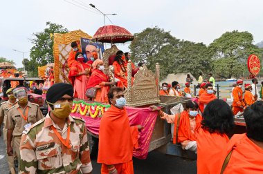 Haridwar, Uttarakhand, Hindistan - 13 Nisan 2021: Kadınlar sadhus, safran rengi sanyasinler, Ganj Nehri 'ndeki shahi snaan için traktörlere tören kıyafeti giyiyorlar. Maha Kumbhmela etkinliği, Hinduizm Hindistan 'da.