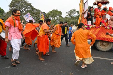 Haridwar, Uttarakhand, Hindistan - 13 Nisan 2021: Maha Kumbhmela. Sadhus, parlak safranlı Sanyasis Ganj Nehri 'nde Shahi Snaan yemek için neşe içinde dans ediyor. Ünlü Hindu etkinliği.