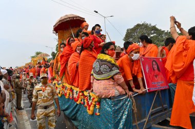Haridwar, Uttarakhand, Hindistan - 13 Nisan 2021: Kadınlar sadhus, safran rengi sanyasinler, Ganj Nehri 'ndeki shahi snaan için traktörlere tören kıyafeti giyiyorlar. Maha Kumbhmela etkinliği, Hinduizm Hindistan 'da.