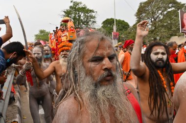 Haridwar, Uttarakhand, Hindistan - 13 Nisan 2021: Hindu çıplak sadhus, naga babas, naga sanyasis Ganj nehrinde shahi snaan yemek ve Har Har Mahadev diye bağırmak için koşuyor. Kumbhmela olayı.