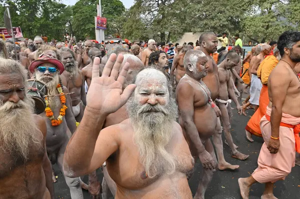 Haridwar, Uttarakhand, Hindistan - 13 Nisan 2021: Hindu çıplak sadhus, naga babas, naga sanyasis kutsanmışlığı Ganj Nehri 'nde shahi snaan yemeden ve Har Har Mahadev.Kumbhmela etkinliği diye bağırmadan önce..