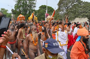 Haridwar, Uttarakhand, Hindistan - 13 Nisan 2021: Hindu çıplak sadhus, naga babas, naga sanyasis Ganj nehrinde shahi snaan yemek ve Har Har Mahadev diye bağırmak için koşuyor. Kumbhmela olayı.