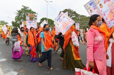 Haridwar, Uttarakhand, Hindistan - 13 Nisan 2021: Maha Kumbhmela etkinliği. Sadhus, safran elbiseli sanyasinler Ganj nehrindeki shahi snaan için geçit töreninde yürüyorlar. Kullarının ellerini kaldır..