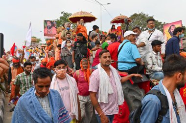 Haridwar, Uttarakhand, Hindistan - 13 Nisan 2021: Hindu sadhus, safran elbiseli sanyasis traktörlere binmiş Ganj Nehri 'ndeki shahi snaan için tören alayı. Maha Kumbhmela etkinliği, Hinduizm Hindistan 'da.
