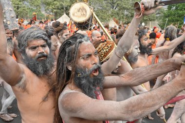 Haridwar, Uttarakhand, Hindistan - 13 Nisan 2021: Hindu çıplak sadhus, naga babas, naga sanyasis kutsanmışlığı Ganj Nehri 'nde shahi snaan yemeden ve Har Har Mahadev.Kumbhmela etkinliği diye bağırmadan önce..