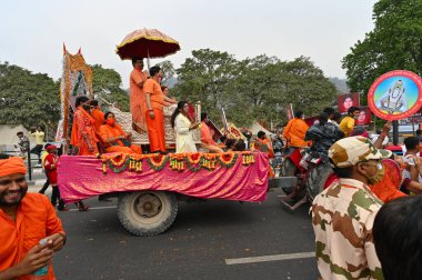 Haridwar, Uttarakhand, Hindistan - 13 Nisan 2021: Maha Kumbhmela etkinliği. Sadhus, safranlı Sanyasis Ganj nehrinde shahi snaan yemek için traktörlere biniyor. Kullarının ellerini kaldır..