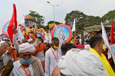 Haridwar, Uttarakhand, Hindistan - 13 Nisan 2021: Maha Kumbhmela etkinliği. Sadhus, Sanyasis beyaz elbiseler içinde kutsal Ganj nehrinde shahi snaan yemek için tören alayında yürüyor. Ünlü Hindu etkinliği.