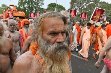 Haridwar, Uttarakhand, Hindistan - 13 Nisan 2021: Hindu çıplak sadhus, naga babas, naga sanyasis Ganj nehrinde shahi snaan yemek ve Har Har Mahadev diye bağırmak için koşuyor. Kumbhmela olayı.