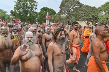 Haridwar, Uttarakhand, Hindistan - 13 Nisan 2021: Hindu çıplak sadhus, naga babas, naga sanyasis kutsanmışlığı Ganj Nehri 'nde shahi snaan yemeden ve Har Har Mahadev.Kumbhmela etkinliği diye bağırmadan önce..
