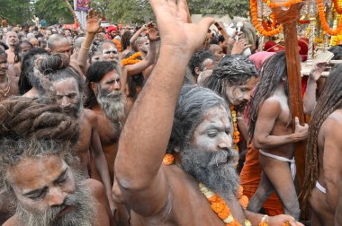 Haridwar, Uttarakhand, Hindistan - 13 Nisan 2021: Hindu çıplak sadhus, naga babas, naga sanyasis kutsanmışlığı Ganj Nehri 'nde shahi snaan yemeden ve Har Har Mahadev.Kumbhmela etkinliği diye bağırmadan önce..