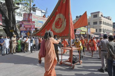 Haridwar, Uttarakhand, Hindistan - 15 Nisan 2021: Maha Kumbhmela etkinliği. Sadhus, parlak safran bayraklı sanyasiler Ganj Nehri 'ndeki shahi snaan için geçit töreni düzenlenmişti. Hindu etkinliği.