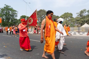 Haridwar, Uttarakhand, Hindistan - 16 Nisan 2021: Hindu sadhus, safran elbiseli sanyasis Ganj Nehri 'ndeki Shahi snaan için geçit töreni düzenliyor. Maha Kumbhmela etkinliği, Hinduizm Hindistan 'da.