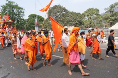 Haridwar, Uttarakhand, Hindistan - 16 Nisan 2021: Maha Kumbhmela etkinliği. Sadhus, parlak safran bayraklı sanyasiler Ganj Nehri 'ndeki shahi snaan için geçit töreni düzenlenmişti. Hindu etkinliği.