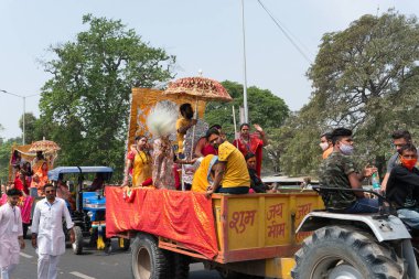 Haridwar, Uttarakhand, Hindistan - 16 Nisan 2021: Hindu transseksüeller Kumbhmela 'da shahi snaan yemeye gidiyorlar, süslü araçlar ve Lord Shiva için bağırıyorlar. Maha kumbhmela etkinliği.
