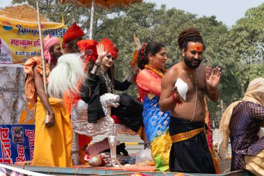 Haridwar, Uttarakhand, Hindistan - 16 Nisan 2021: Hindu transseksüeller Kumbhmela 'da shahi snaan yemeye gidiyorlar, süslü araçlar ve Lord Shiva için bağırıyorlar. Maha kumbhmela etkinliği.