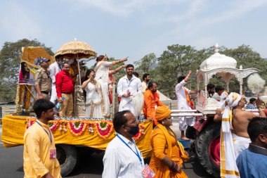 Haridwar, Uttarakhand, Hindistan - 16 Nisan 2021: Hindu transseksüeller Kumbhmela 'da shahi snaan yemeye gidiyorlar, süslü araçlar ve Lord Shiva için bağırıyorlar. Maha kumbhmela etkinliği.