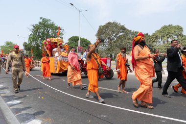 Haridwar, Uttarakhand, Hindistan - 16 Nisan 2021: Hindu sadhus, safran elbiseli sanyasis Ganj Nehri 'ndeki Shahi snaan için geçit töreni düzenliyor. Maha Kumbhmela etkinliği, Hinduizm Hindistan 'da.