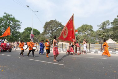 Haridwar, Uttarakhand, Hindistan - 16 Nisan 2021: Maha Kumbhmela etkinliği. Sadhus, parlak safran bayraklı sanyasiler Ganj Nehri 'ndeki shahi snaan için geçit töreni düzenlenmişti. Hindu etkinliği.
