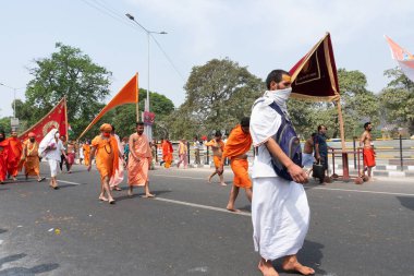 Haridwar, Uttarakhand, Hindistan - 16 Nisan 2021: Hindu sadhus, safran elbiseli sanyasis Ganj Nehri 'ndeki Shahi snaan için geçit töreni düzenliyor. Maha Kumbhmela etkinliği, Hinduizm Hindistan 'da.